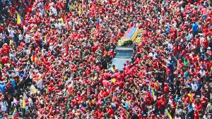 For seven hours a sea of people accompanied the coffin as it was carried eight kilometers along the avenues of Caracas, Whoever could get close threw countless flowers, portraits, hats, gifts — tokens of love from the people.