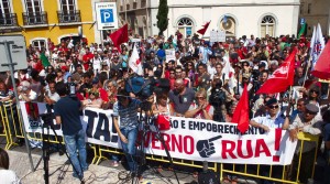 Lisbon, June 27: ‘Enough — no to impoverishment, throw the government out on the street!’ Photo: Avante