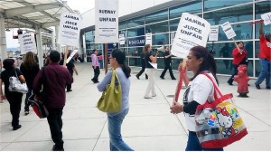 Low-wage workers picket Oakland Airport.WW photo: Terri Kay