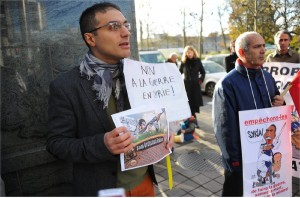 Kimyongür Bahar in Brussels on Nov. 13. His sign reads: ‘No to war in Syria.’Photo: Dursun Aydemir