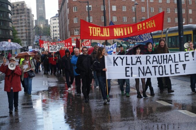 Suomalaiset mielenosoittajat sanovat/ Ei Natolle, kyllä ​​rauhalle – Työväenmaailma