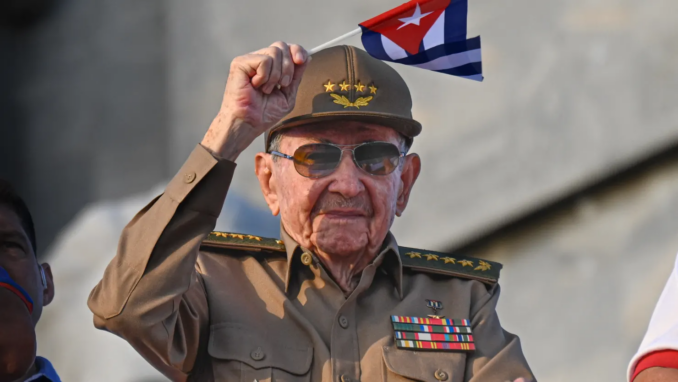 ¡Raúl Castro Ruz es un héroe revolucionario! ¡EE. UU., no se meta en Cuba!