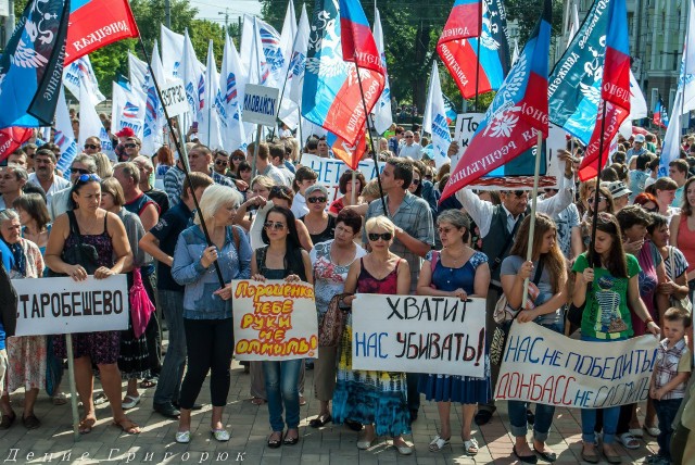 Donetsk City rally on Aug. 24 demands Ukraine President Petro Poroschenko stop the war.