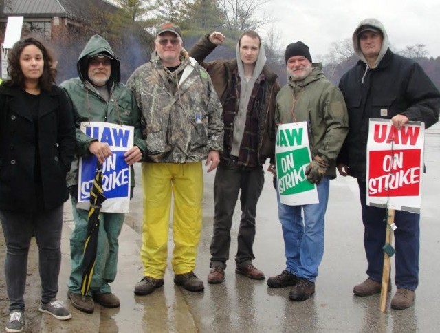 Members of Rockford Fight Imperialism Stand Together join striking UAW Local 833 members at the Kohler Co. Dec. 14.