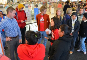 Rosalia Morales, wearing a black sweatshirt, confronts a manager in Kohl’s Roseville store about working conditions at the company’s cleaning subcontractor Kimco.Photo: advocate.stpaulunions.org