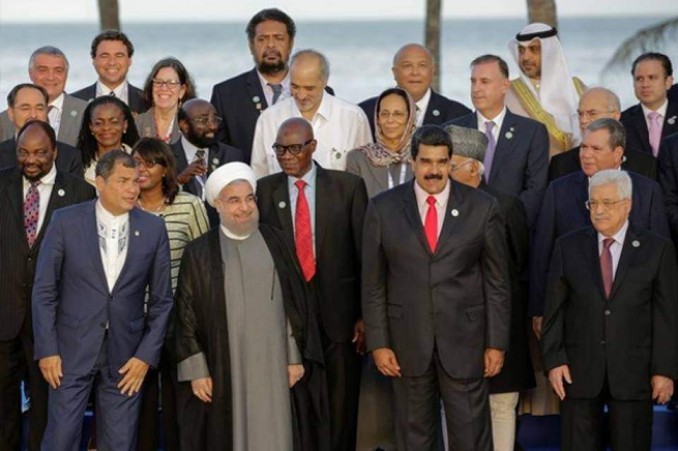 (bottom L-R) Ecuador’s President Rafael Correa, Iranian President Hassan Rouhani, Venezuela’s President Nicolas Maduro, Palestinian President Mahmoud Abbas and other presidents, leaders and heads of delegations pose for a photo during the 17th Non-Aligned Summit in Porlamar, Venezuela, September 17, 2016.